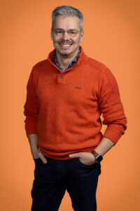 Portretfotografie tegen een oranje achtergrond.